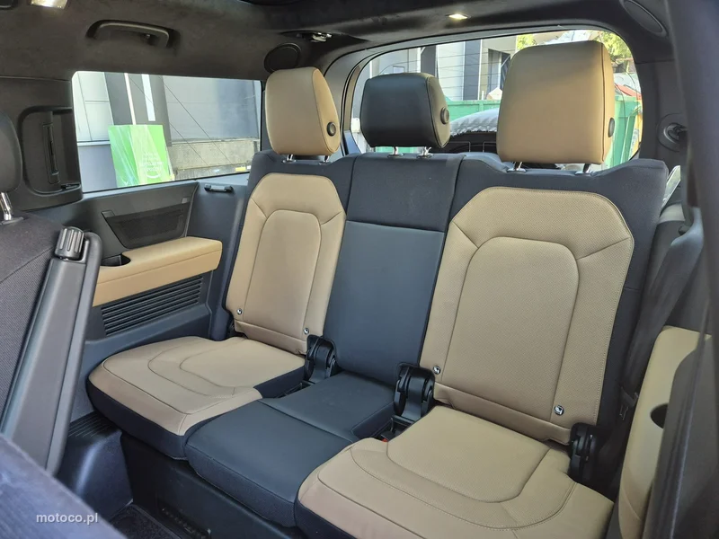 Land Rover Defender 27