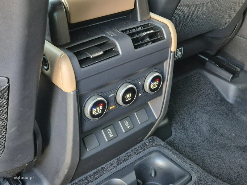Land Rover Defender 28