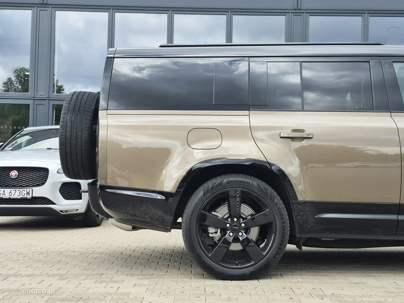 Land Rover Defender 7