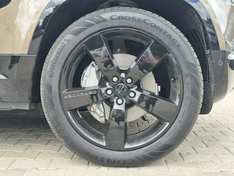 Land Rover Defender 9