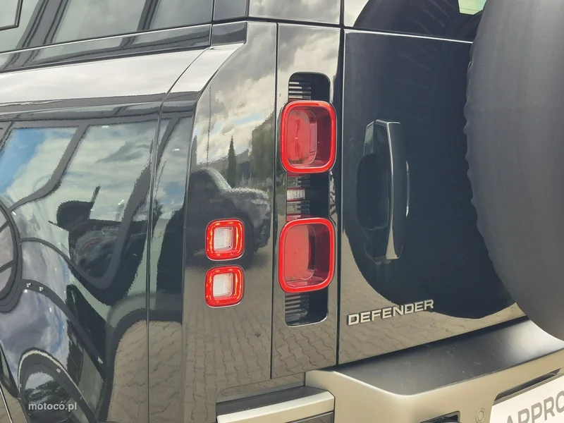 Land Rover Defender 14