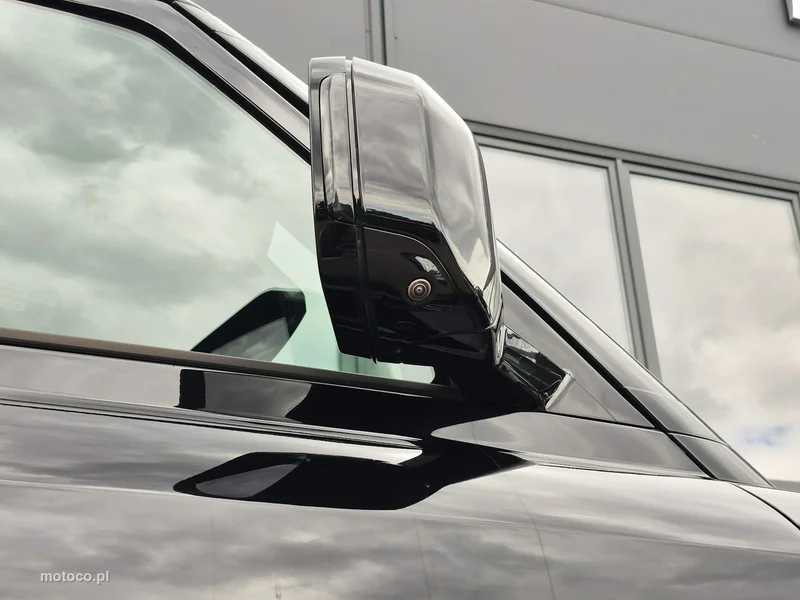 Land Rover Defender 15