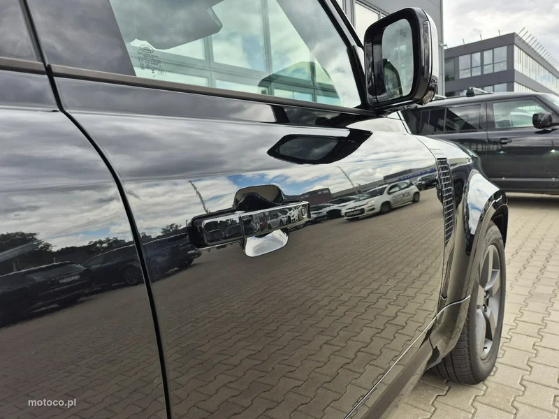 Land Rover Defender 16