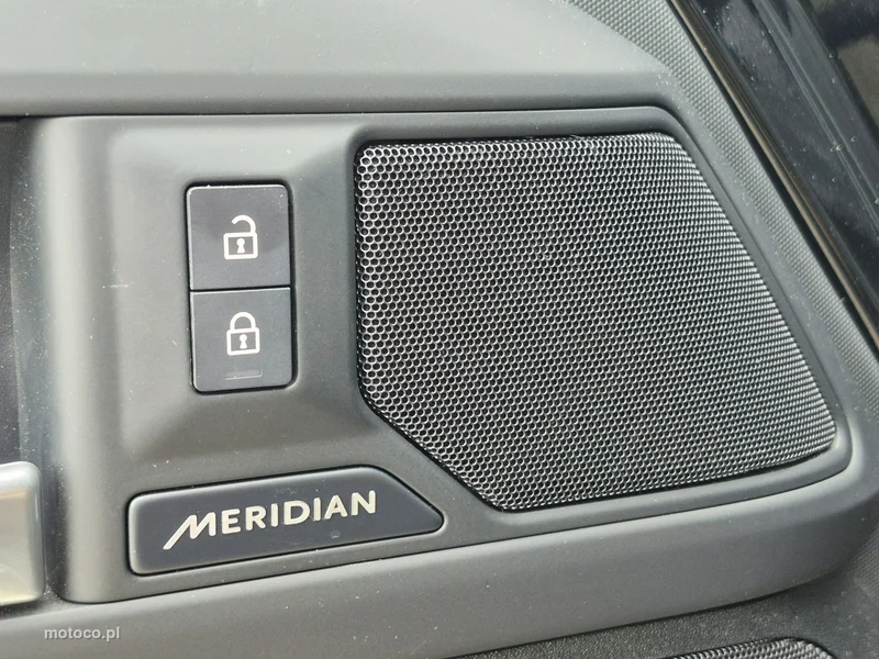 Land Rover Defender 21