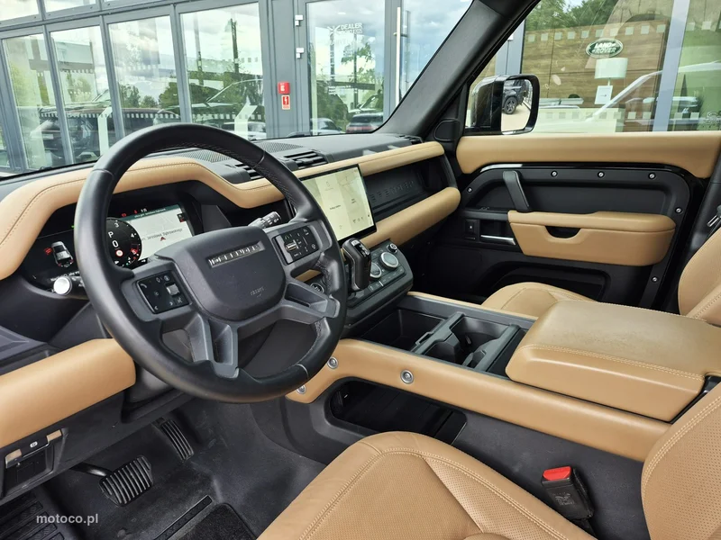 Land Rover Defender 22