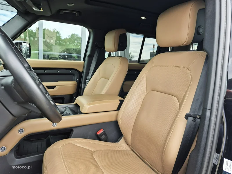 Land Rover Defender 23