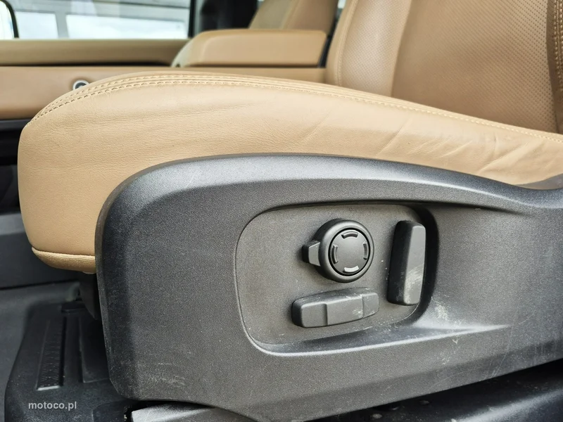 Land Rover Defender 24