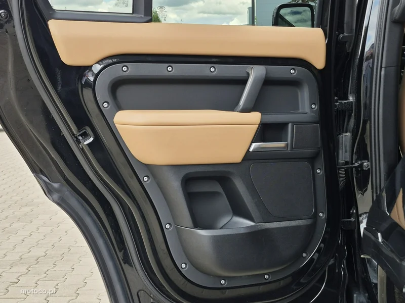 Land Rover Defender 25