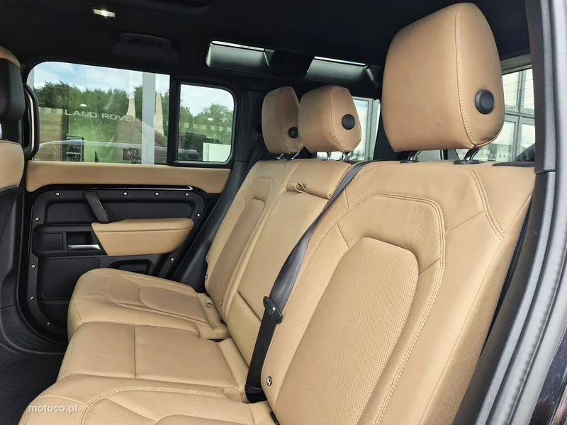 Land Rover Defender 27