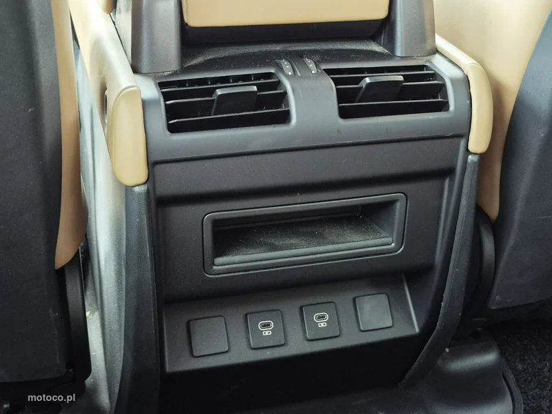 Land Rover Defender 28
