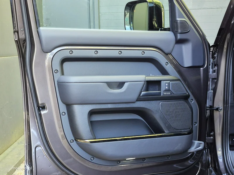 Land Rover Defender 17