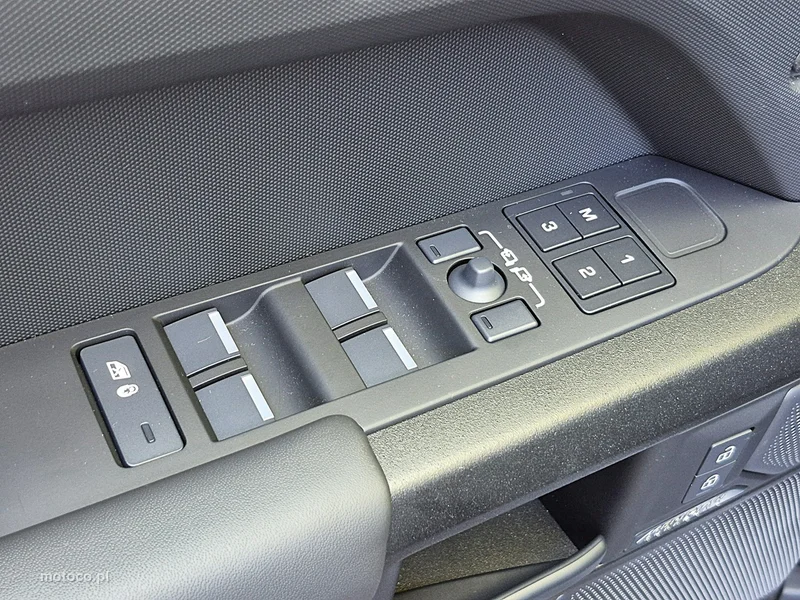 Land Rover Defender 18