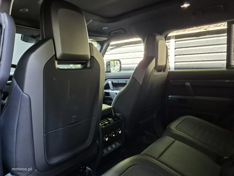 Land Rover Defender 22