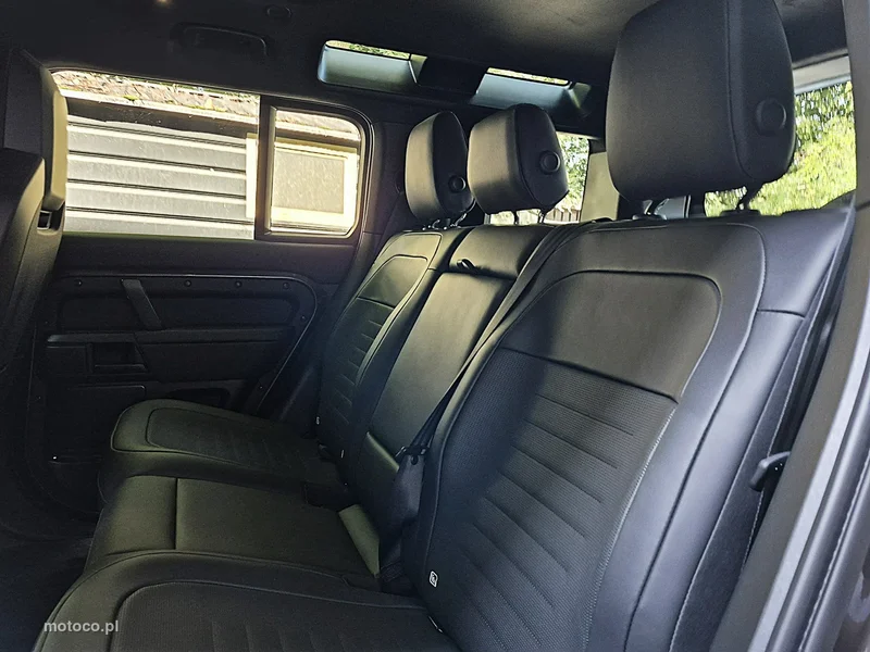Land Rover Defender 23