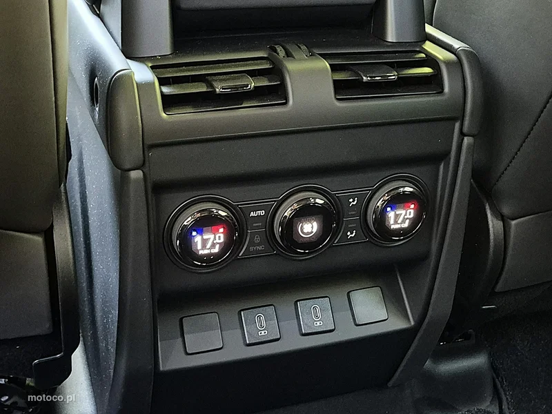 Land Rover Defender 24