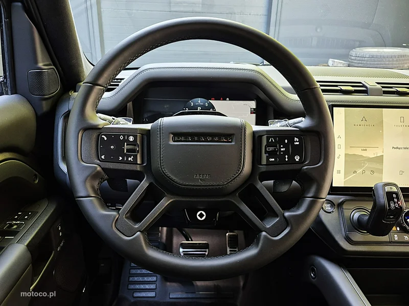 Land Rover Defender 25