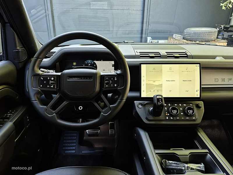 Land Rover Defender 26
