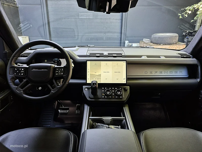Land Rover Defender 27