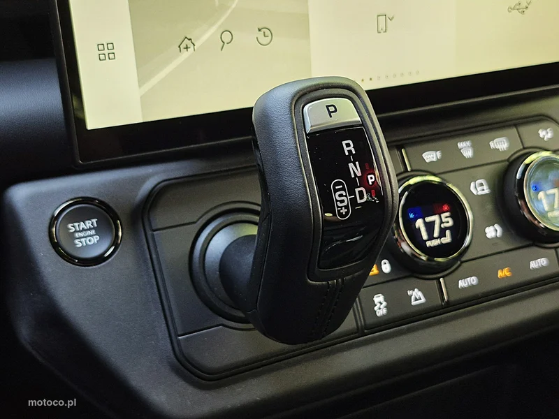 Land Rover Defender 33