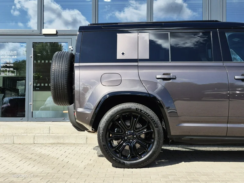 Land Rover Defender 7