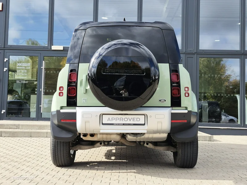 Land Rover Defender 11