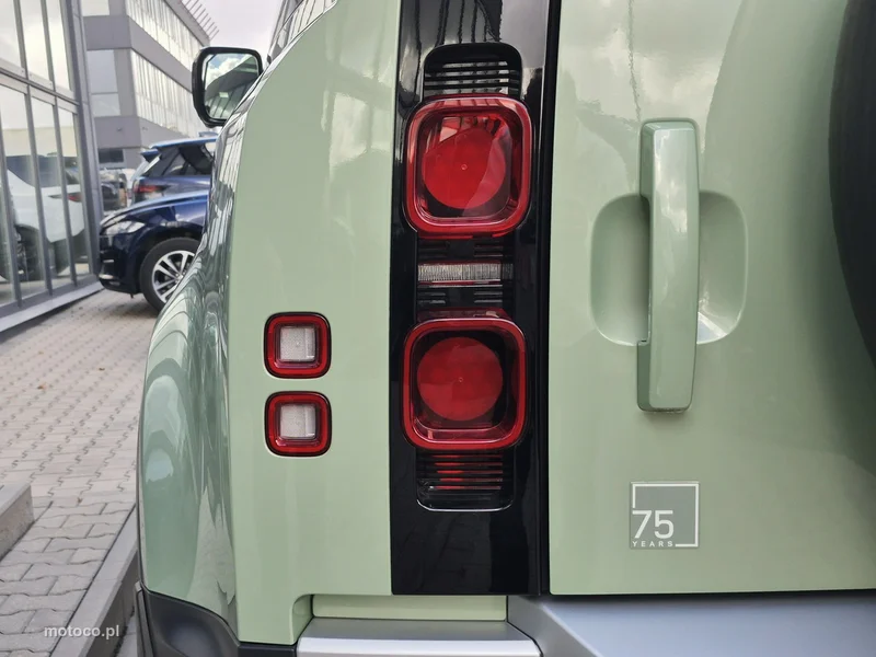 Land Rover Defender 14