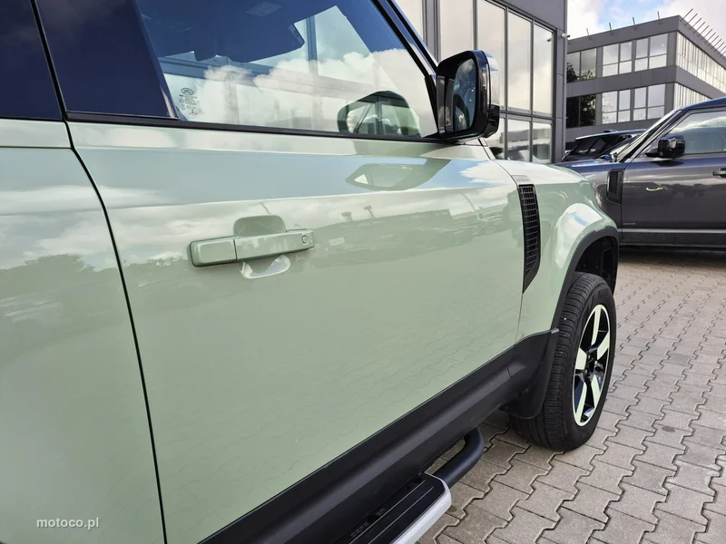 Land Rover Defender 17
