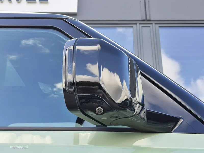 Land Rover Defender 18