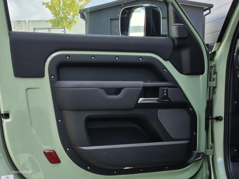 Land Rover Defender 19