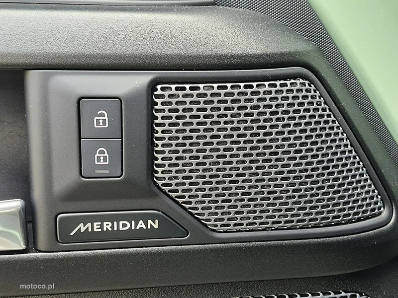 Land Rover Defender 21