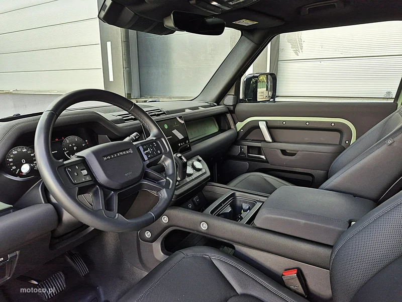 Land Rover Defender 22
