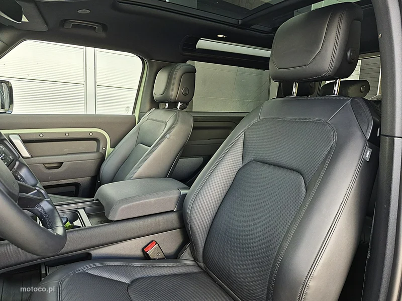 Land Rover Defender 23
