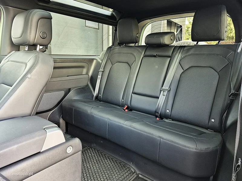 Land Rover Defender 25