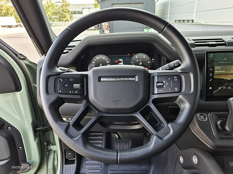 Land Rover Defender 27