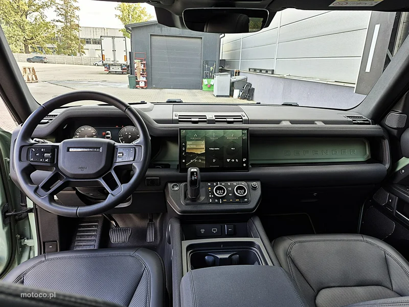 Land Rover Defender 29