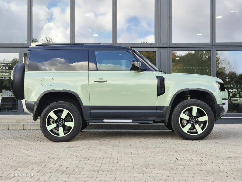 Land Rover Defender 5