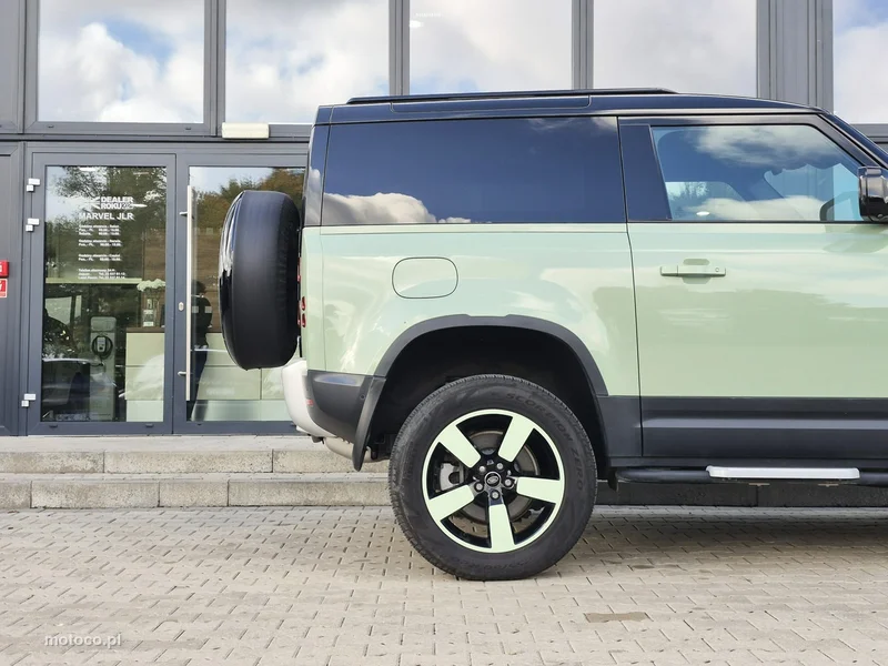 Land Rover Defender 7