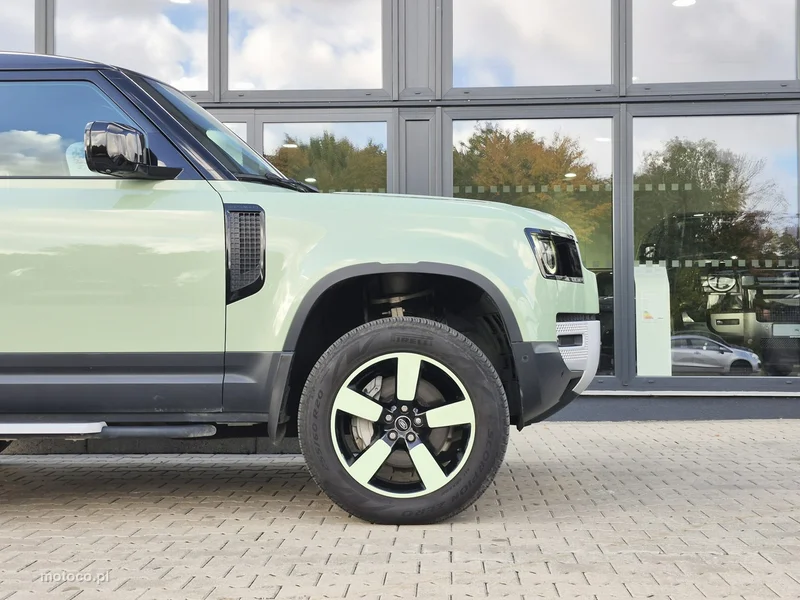 Land Rover Defender 8