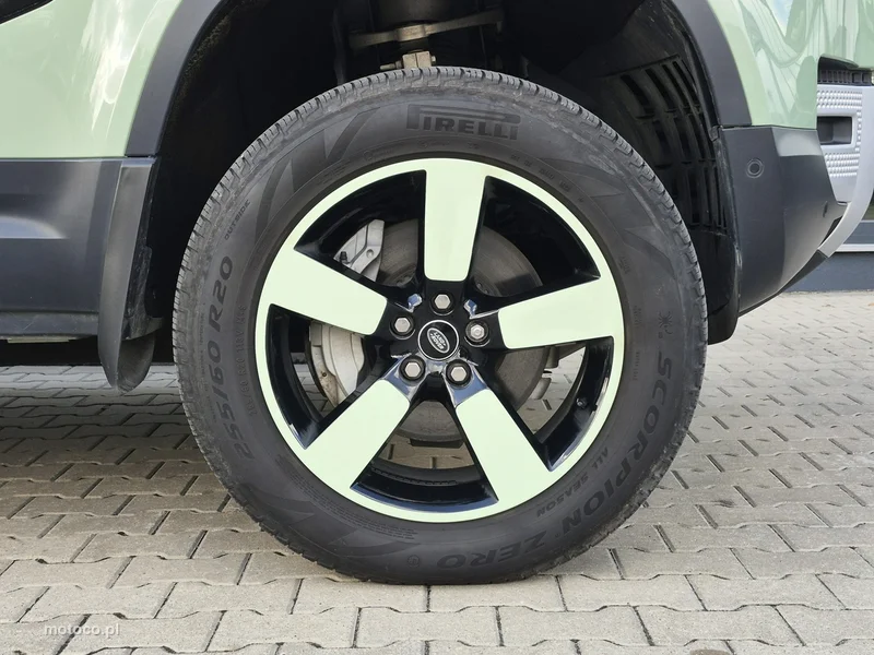 Land Rover Defender 9