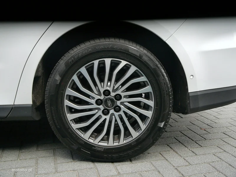 Ford S-Max II 17