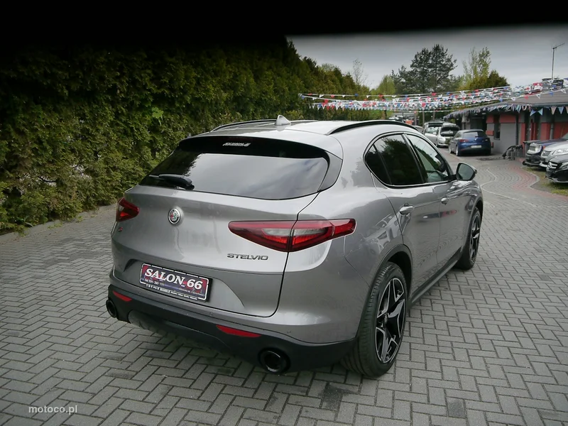 Alfa Romeo Stelvio 5