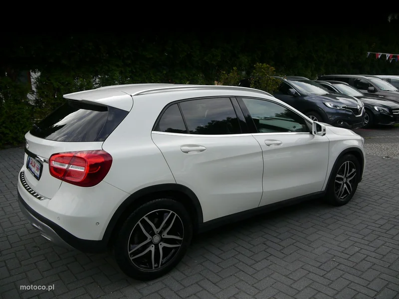 Mercedes-Benz GLA X156 GLA 180 12