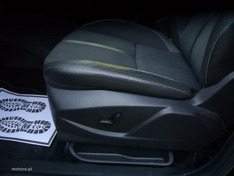 Ford C-Max II 38