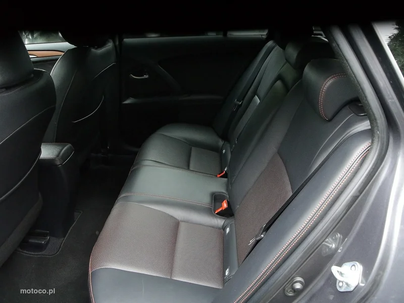 Toyota Avensis T27 32