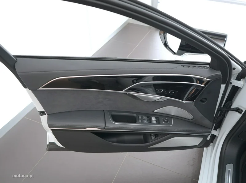 Audi A8 D5 12