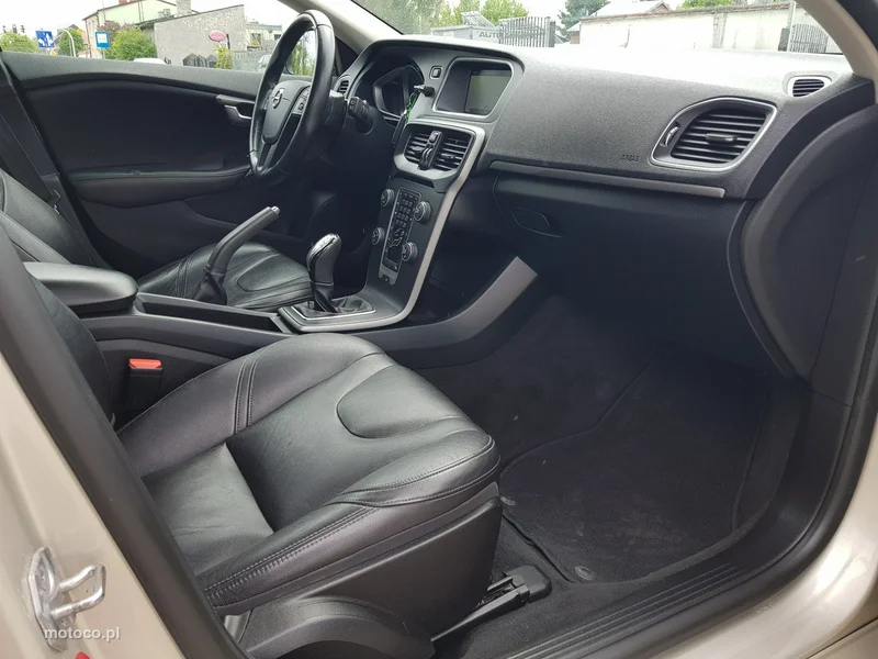 Volvo V40 16
