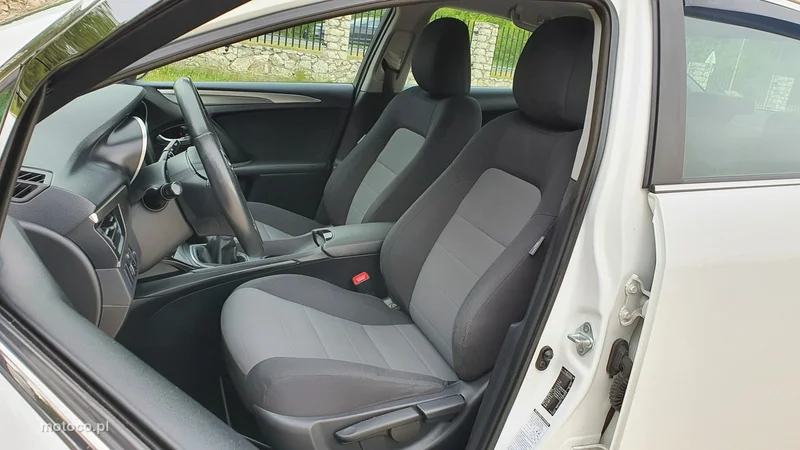 Toyota Avensis T27 6