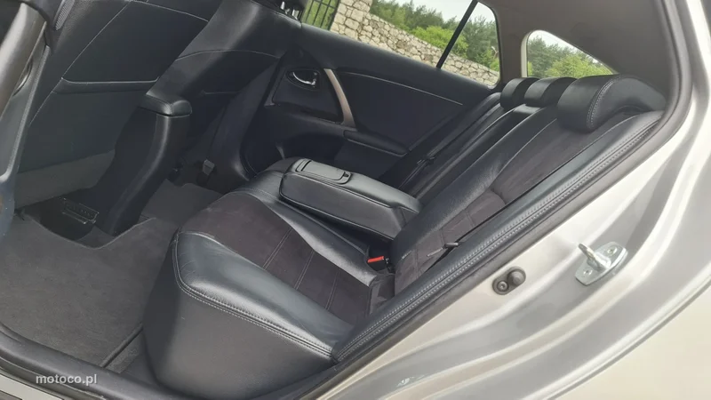 Toyota Avensis T27 8