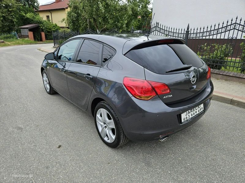 Opel Astra J 6
