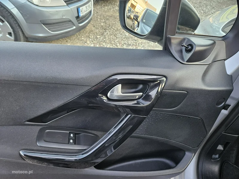 Peugeot 208 13
